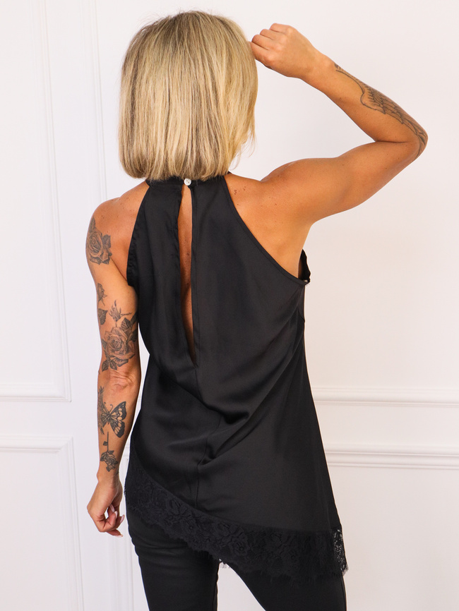 ASYMETRYCZNY TOP SATYNOWY Z WYSOKIM KOŁNIERZEM I KORONKOWĄ LAMÓWKĄ- CZARNY