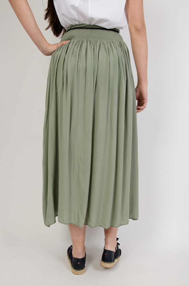 Zielona długa spódnica z szerokim pasem