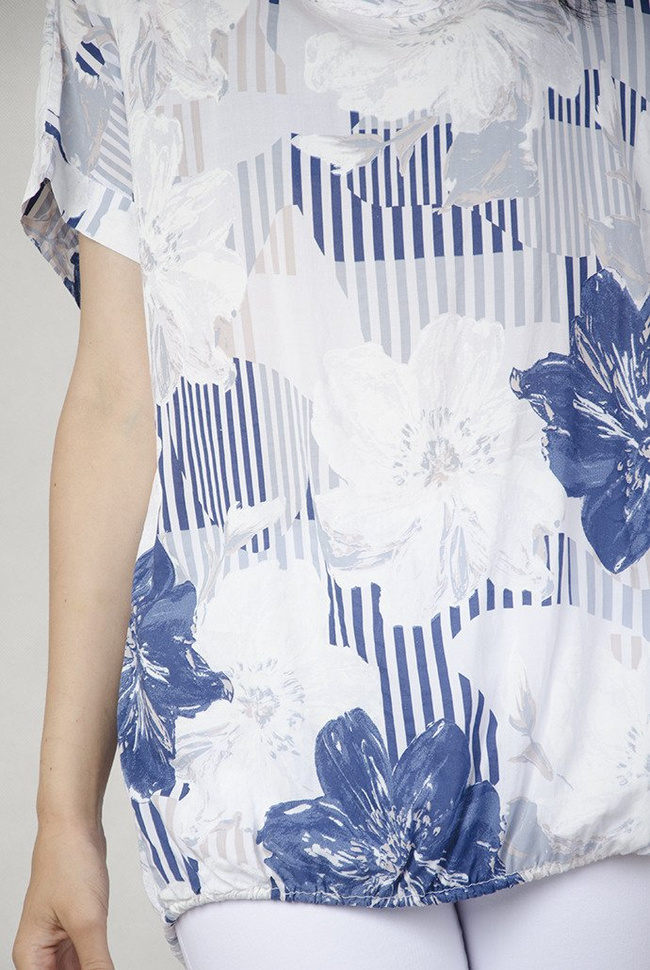 Biała bluzka w niebieskie kwiaty