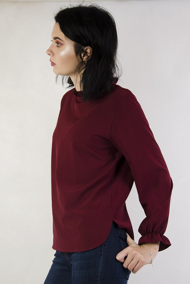 Bordowa bluzka z falbanką przy szyi