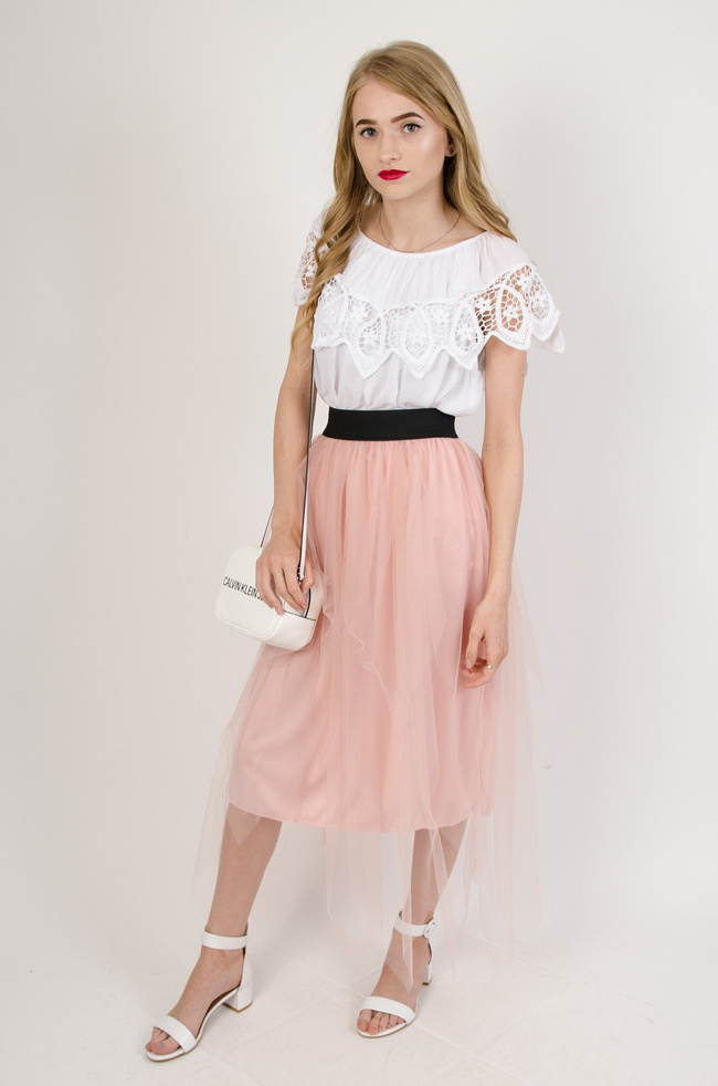 Biała bluzka z hiszpańskim dekoltem i ażurowym wykończeniem