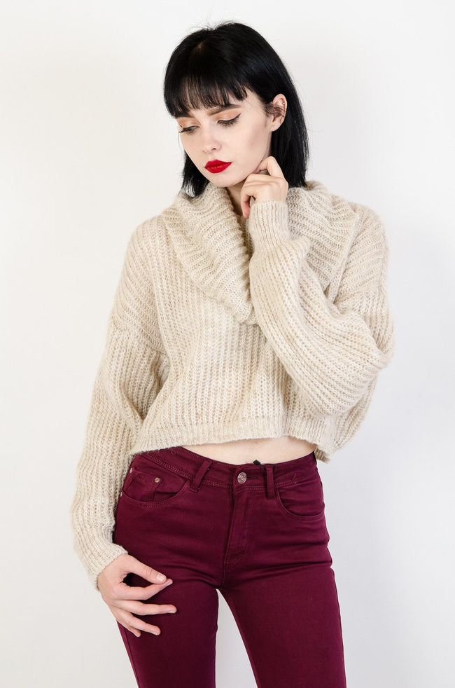 Beżowy sweter z golfem