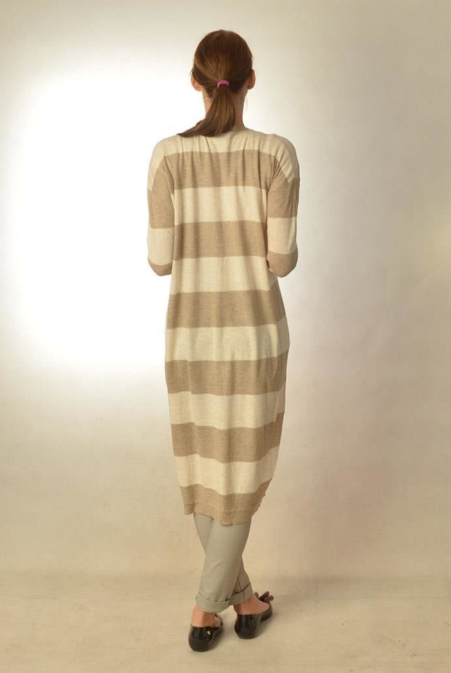 Beżowo-brązowa narzutka sweterkowa