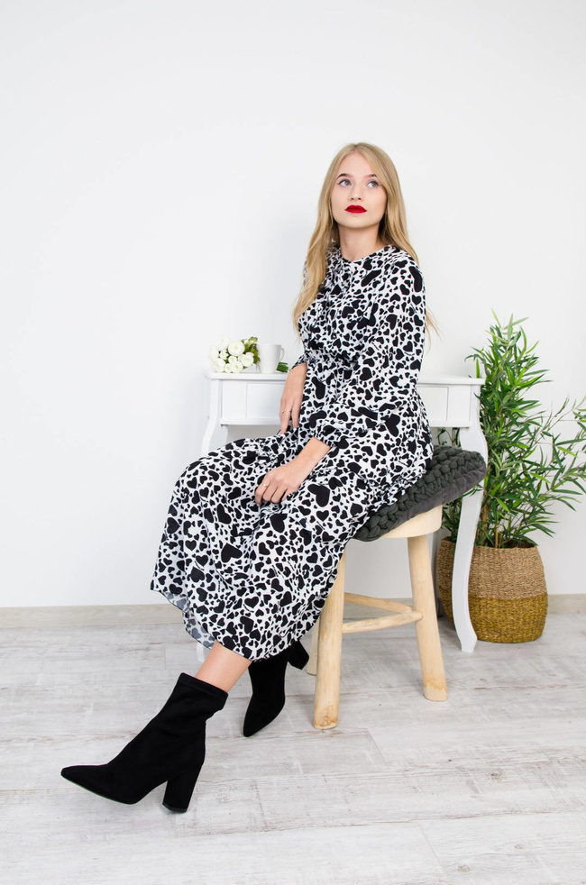 BIAŁA SUKIENKA MIDI W CZARNE SERDUSZKA