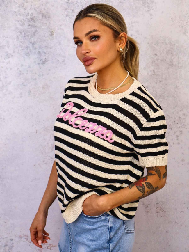 SWETER W PASKI Z KRÓTKIM RĘKAWEM I OZDOBNYM NAPISEM- CZARNY