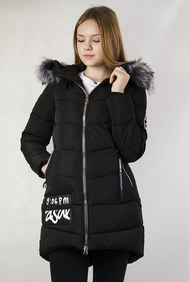 Czarna, przedłużana kurtka z naszywkami