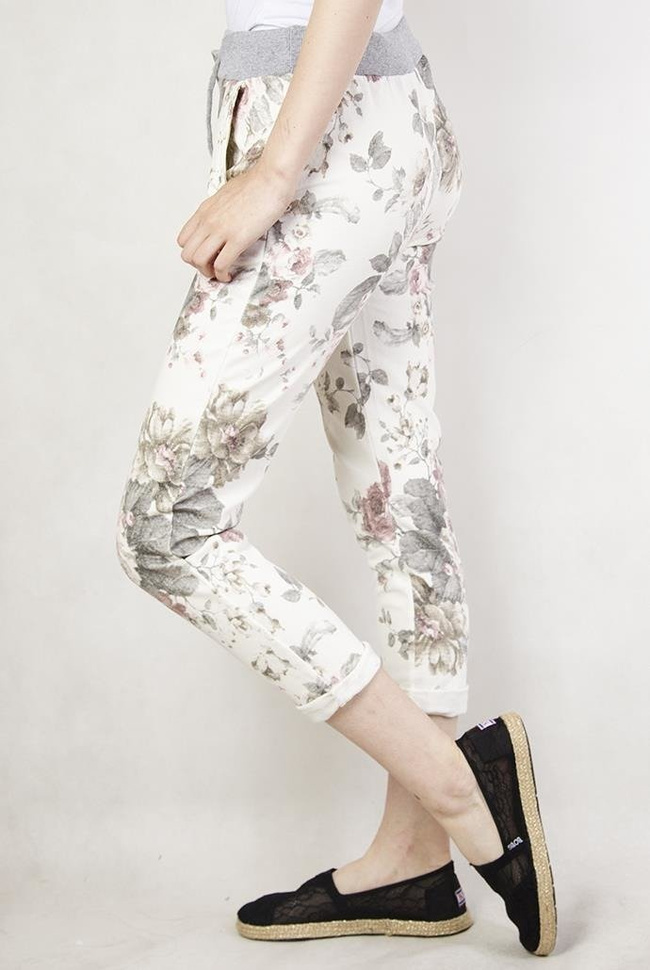 Białe spodnie dresowe w szare kwiaty