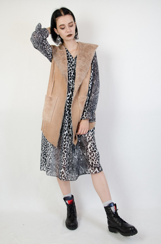 Beżowa kamizelka z kapturem oraz kieszeniami