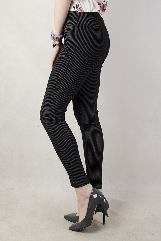 Czarne spodnie w białe paski