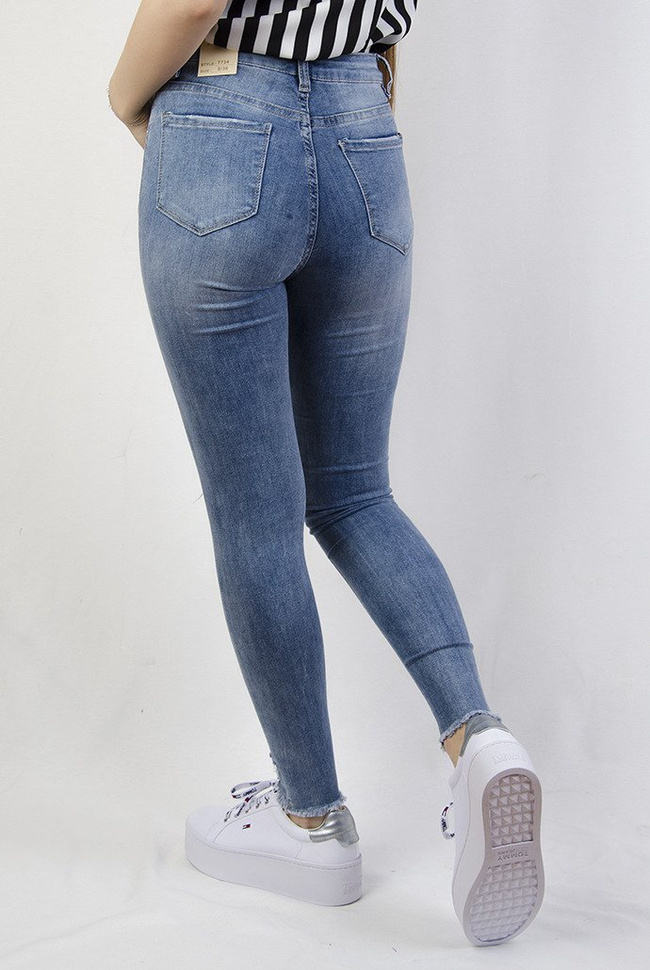 Jasne spodnie z przetarciami i szarpaniem