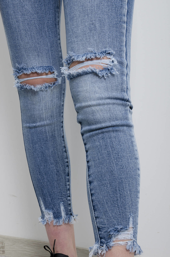 SPODNIE JEANSOWE Z PRZETARCIAMI 