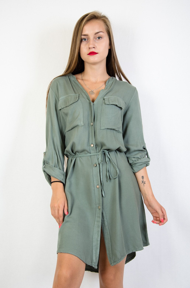 Zielona sukienka zapinana na złote guziki wiązana w pasie