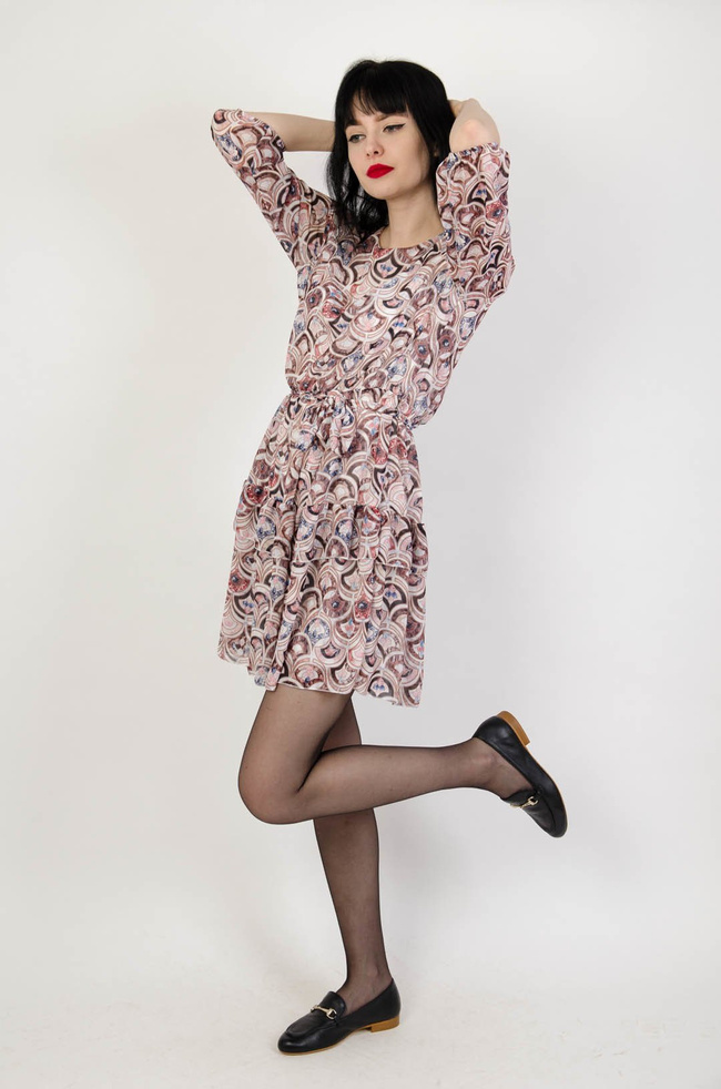 Wzorzysta sukienka z wiązaniem w pasie