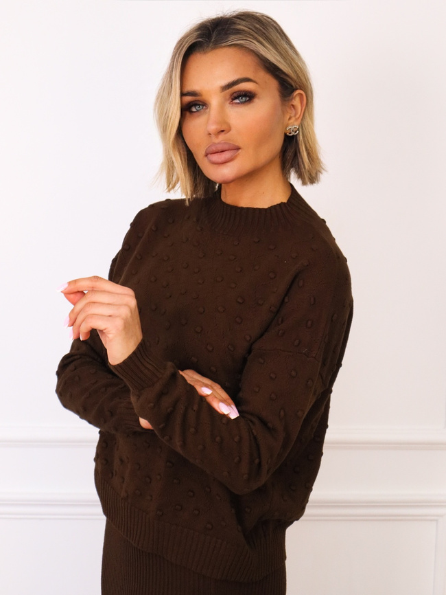 SWETER Z WYTŁACZANYMI KROPKAMI- CZEKOLADOWY