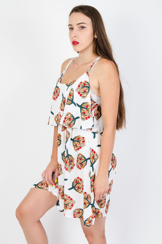 Biała wzorzysta sukienka z hiszpańskim dekoltem 