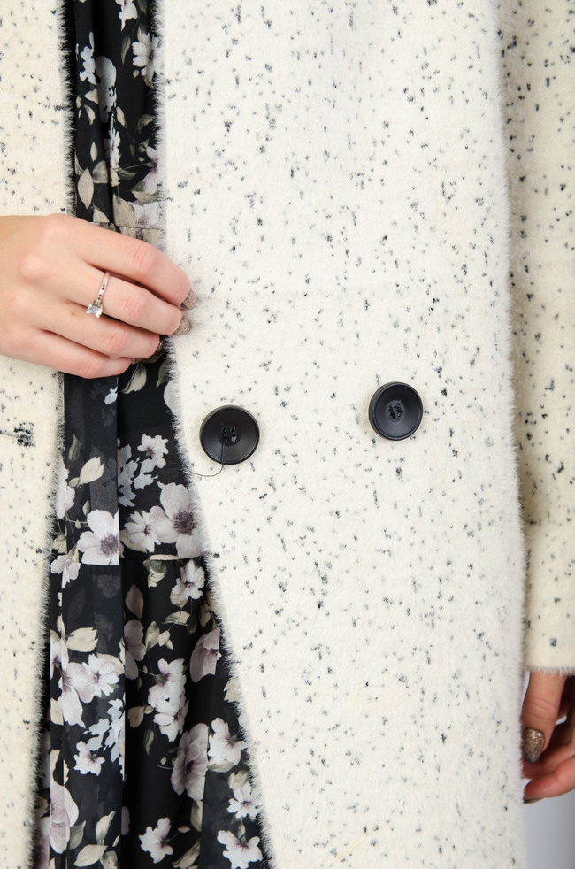 Kremowy płaszcz w kropki