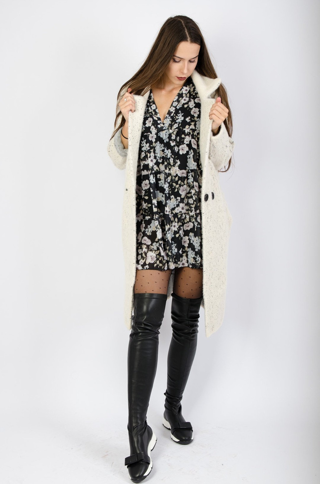 Kremowy płaszcz w kropki