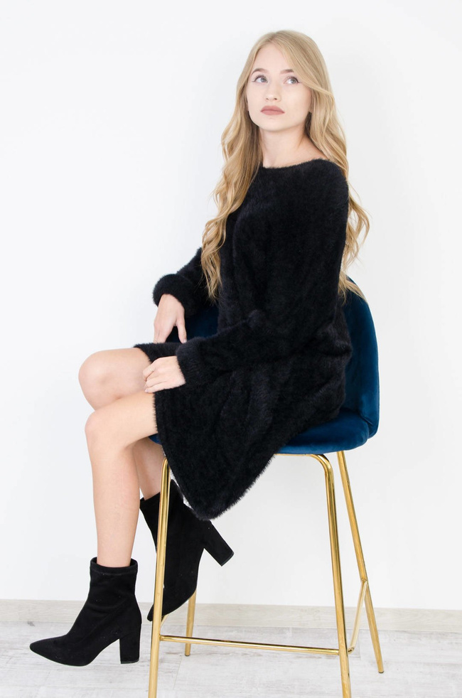 CZARNY WŁOCHATY SWETER Z DŁUGIMI BOKAMI