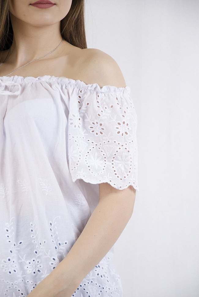 Biała bluzka z ażurowym zdobieniem oraz wiązaniem