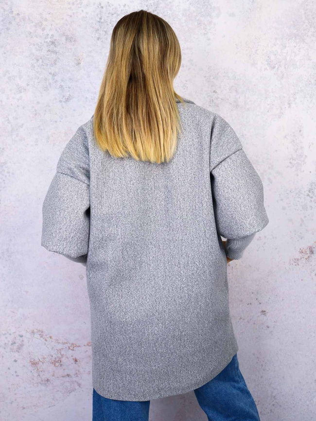 PŁASZCZ ZE SWETROWYMI RĘKAWAMI- SZARY