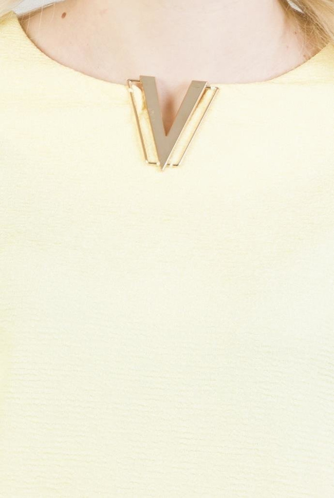 Żółta bluzka z literką "V"