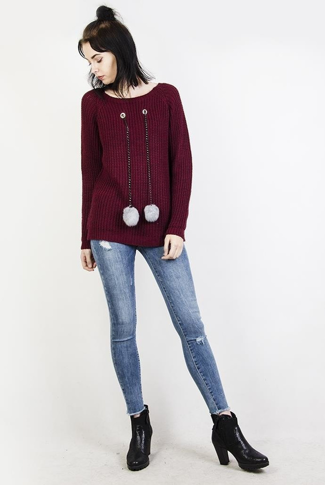 Bordowy sweter z pomponami na łańcuszku