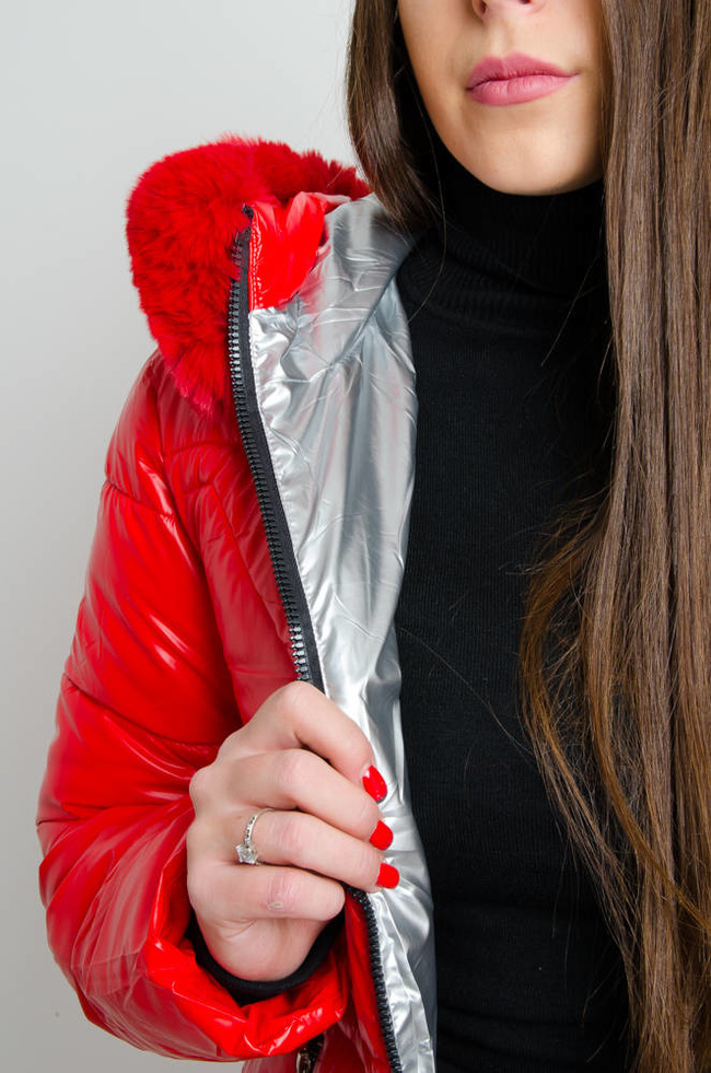 CZERWONA PIKOWANA KURTKA Z KAPTUREM