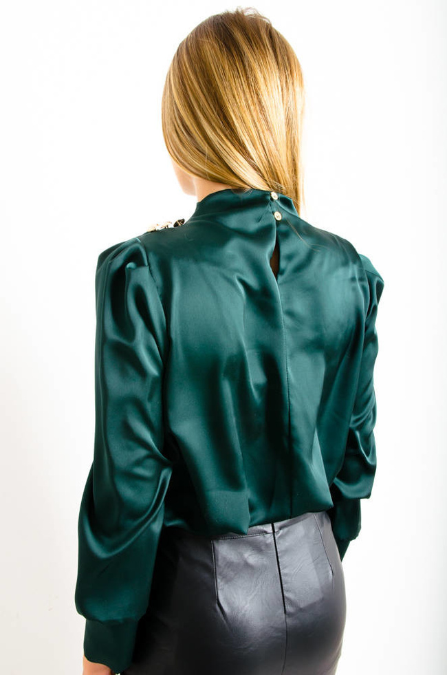 ZIELONA SATYNOWA BLUZKA Z OZDOBNYMI GUZIKAMI NA RAMIONACH 