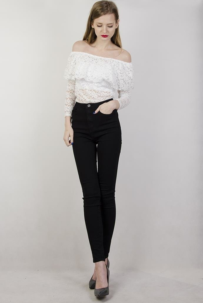 Koronkowe białe body z hiszpańskim dekoltem