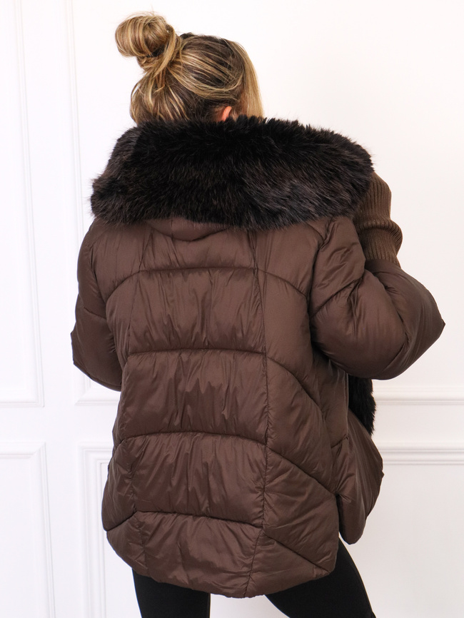 KURTKA PUCHOWA Z FUTREM I DŁUGIMI ŚCIĄGACZAMI NA RĘKAWACH- CZEKOLADOWA