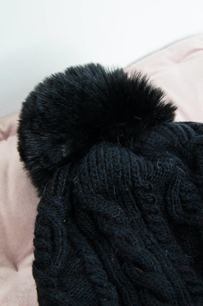 ZIMOWA CZARNA PLECIONA CZAPKA Z POMPONEM