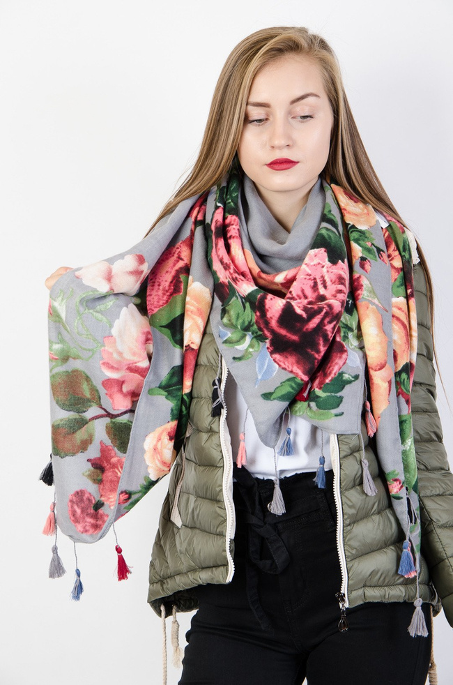 Szara chusta w kwiaty