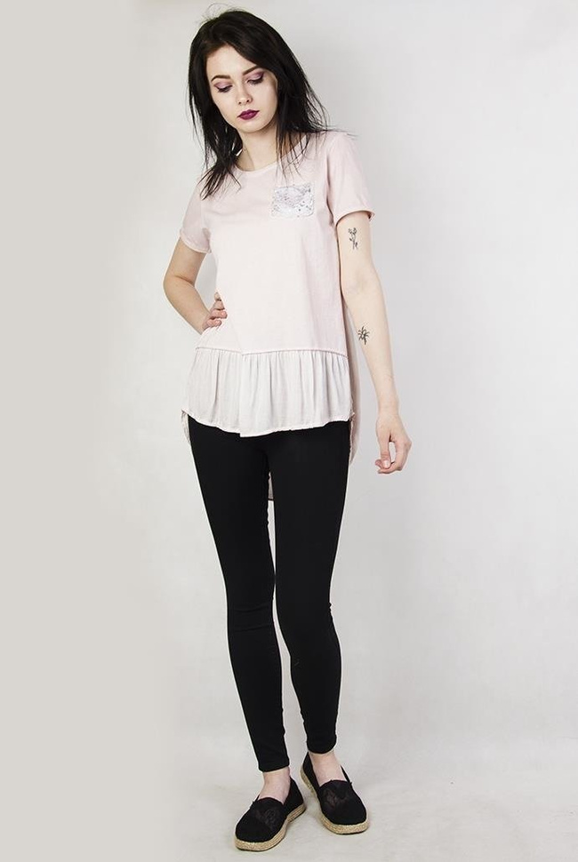 Bladoróżowa bluzka z falbanką i cekinową kieszonką