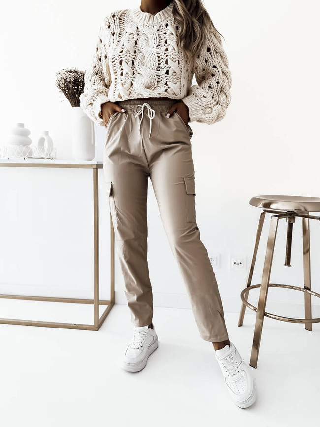 WOSKOWANE SPODNIE Z KIESZENIAMI NA BOKACH- BEŻOWE