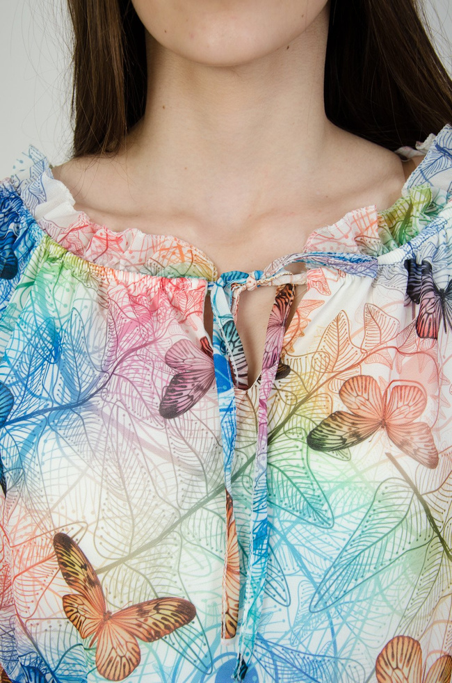 Biała sukienka w kolorowe wzory i motyle