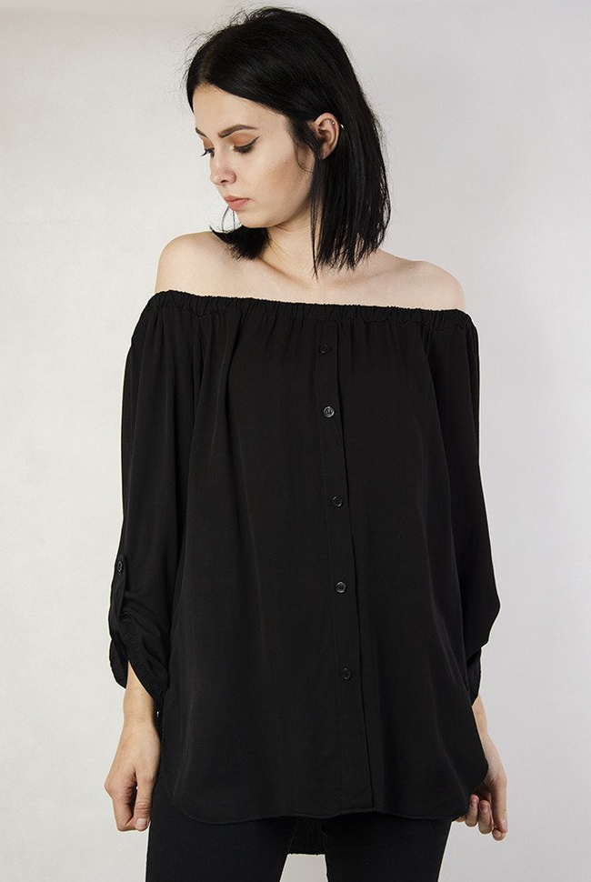 Czarna bluzka koszulowa z gumą w dekolcie