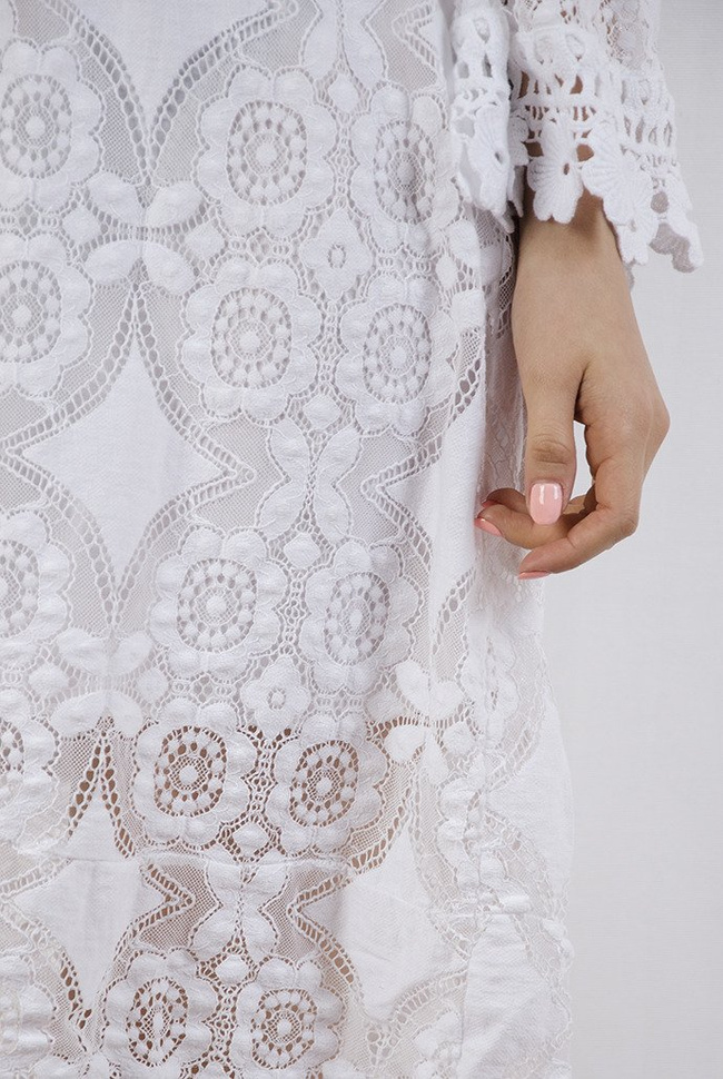 Biała ażurowa sukienka z odkrytymi ramionami