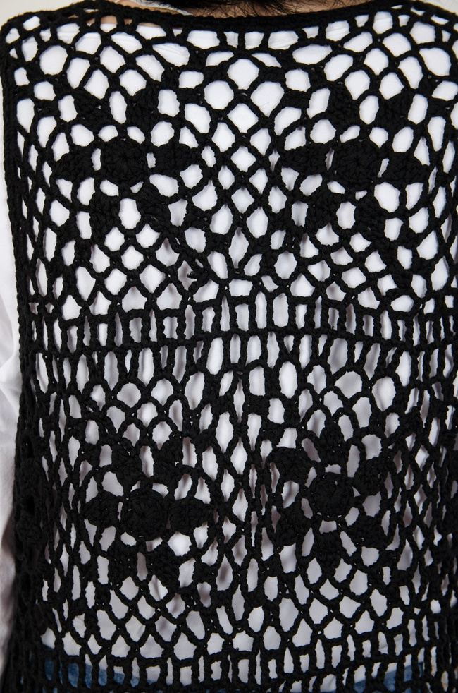 Długa czarna ażurowa narzuta