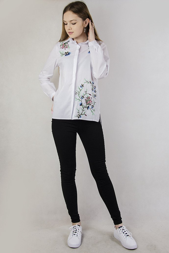 Biała koszula z haftami