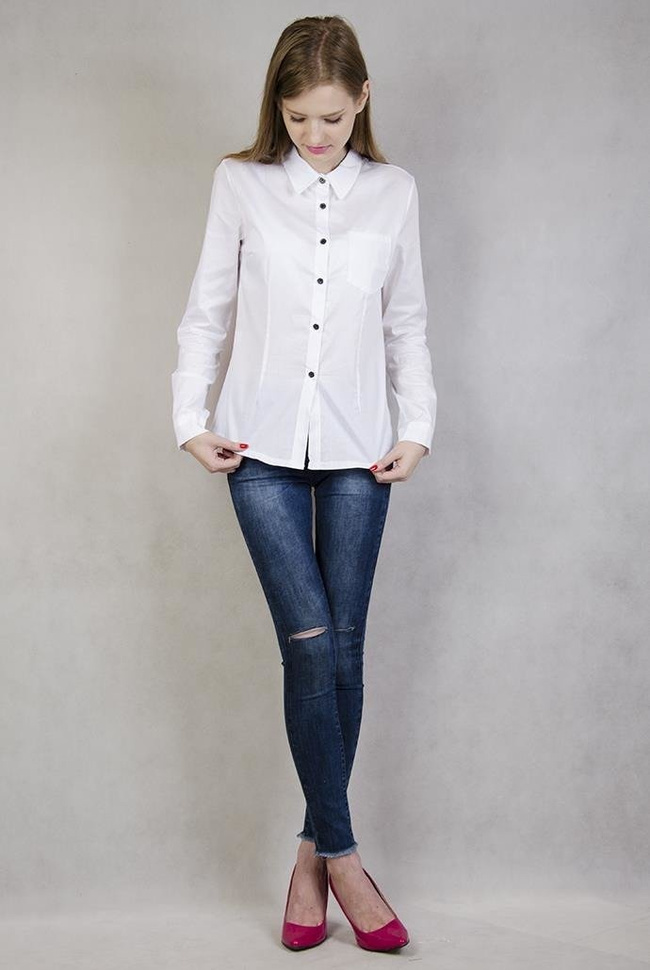 Biała koszula z czarnymi guzikami