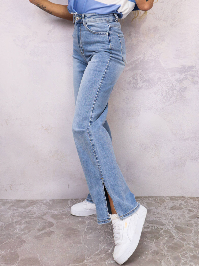 SPODNIE JEANSOWE ROZSZERZANE Z WYCIĘCIEM NA NOGAWCE