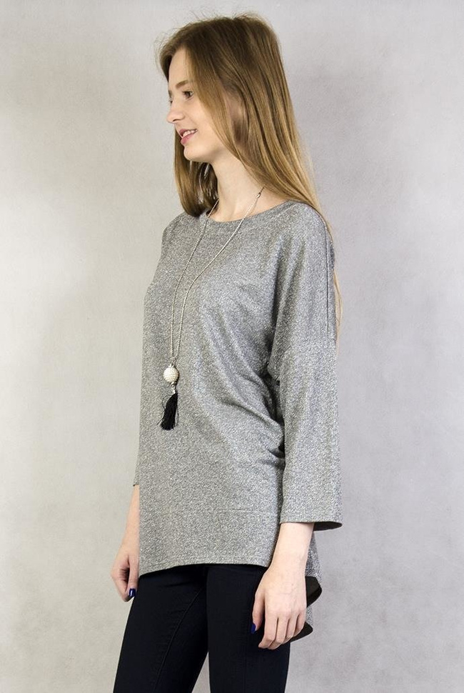 Bluzka przeplatana srebrną nitką z wisiorkiem