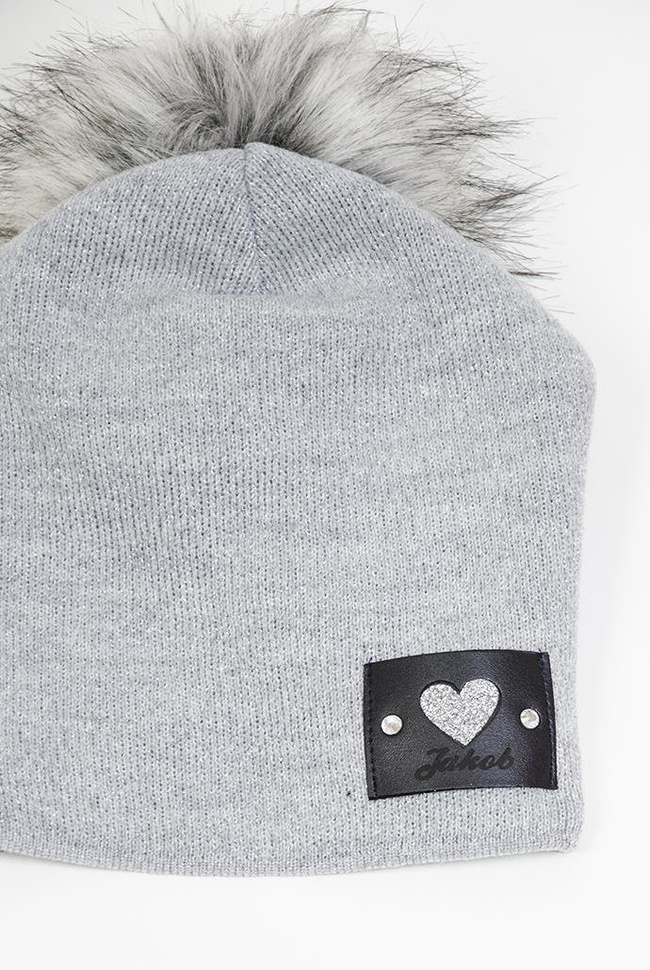 Szara czapka z wszywką z serduszkiem i pomponem
