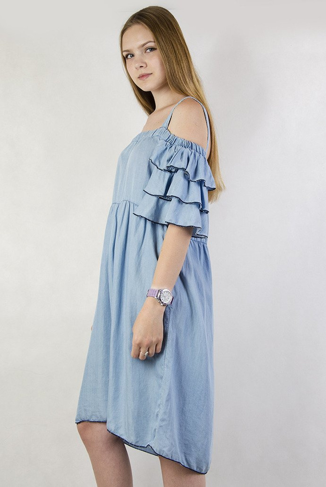 Jasnoniebieska sukienka z falbanami, na ramiączka