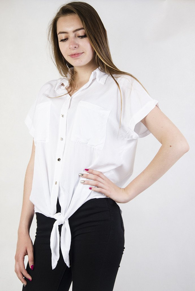 Biała koszula z wiązaniem na dole