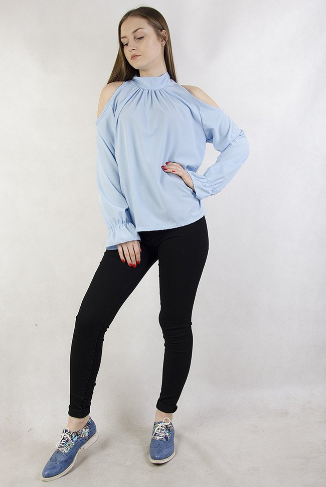 Niebieska bluzka na długi rękaw z odkrytymi ramionami
