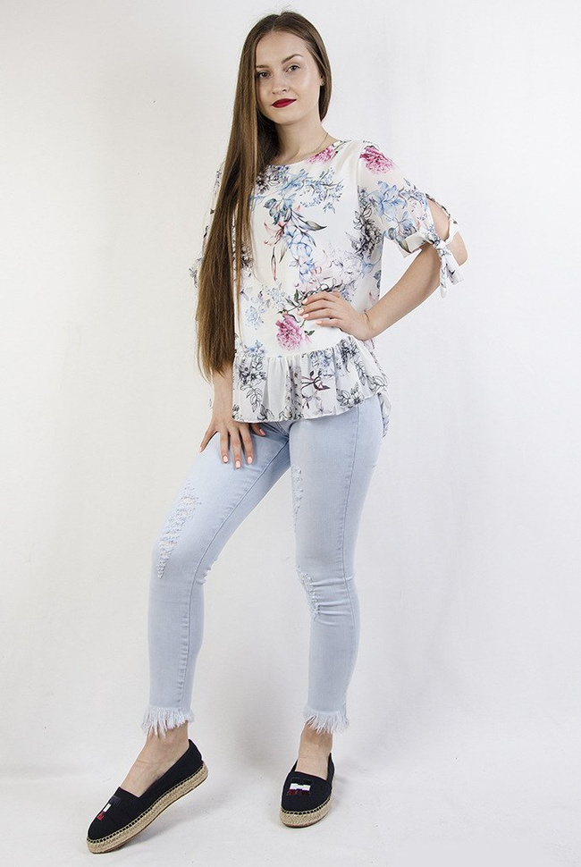 Biała zwiewna bluzka w kwiaty