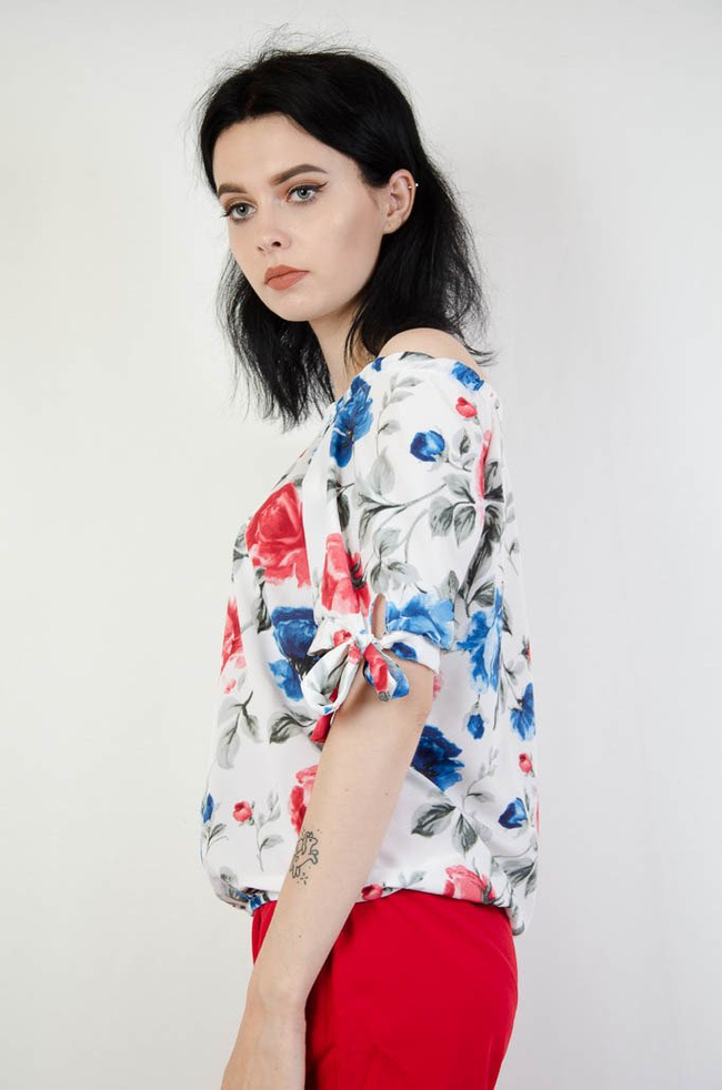 Biała bluzka w kolorowe kwiaty 