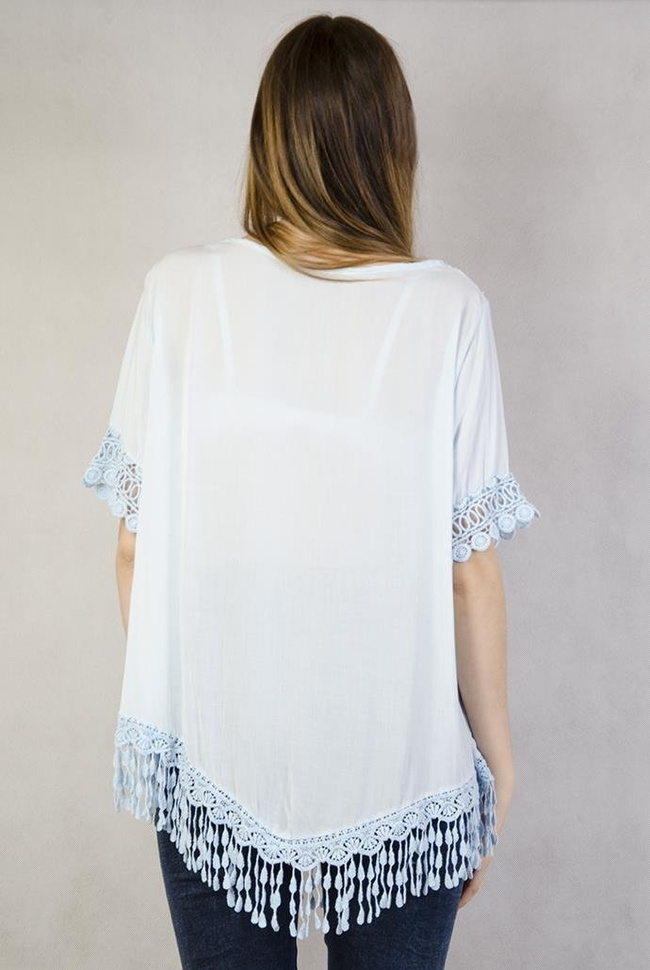 Niebieska, asymetryczna bluzka z ażurowymi zdobieniami i frędzelkami