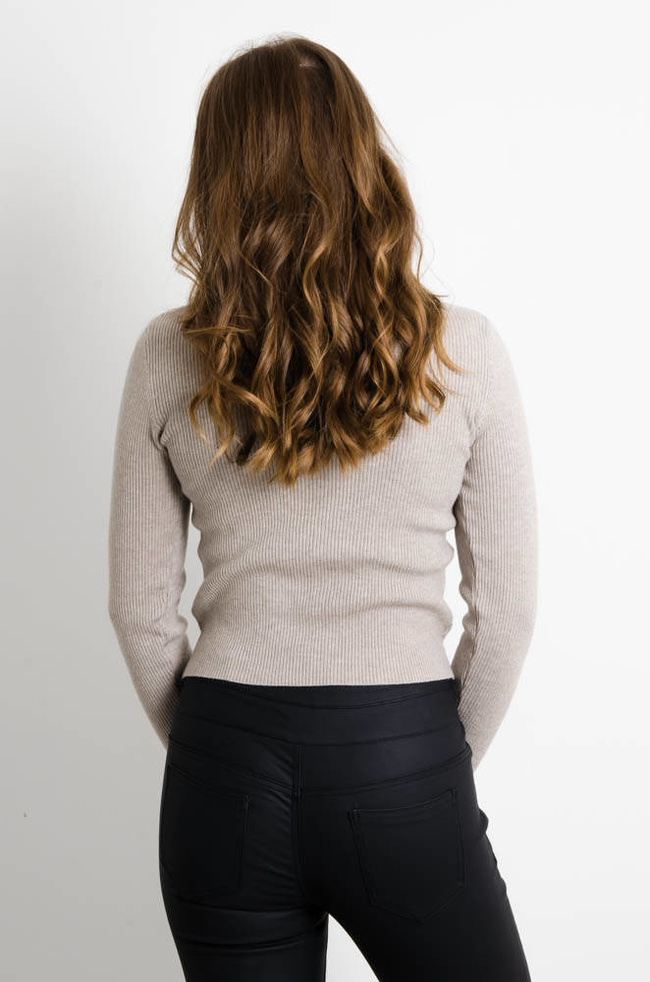 BEŻOWY SWETEREK PRĄŻEK Z PÓŁGOLFEM